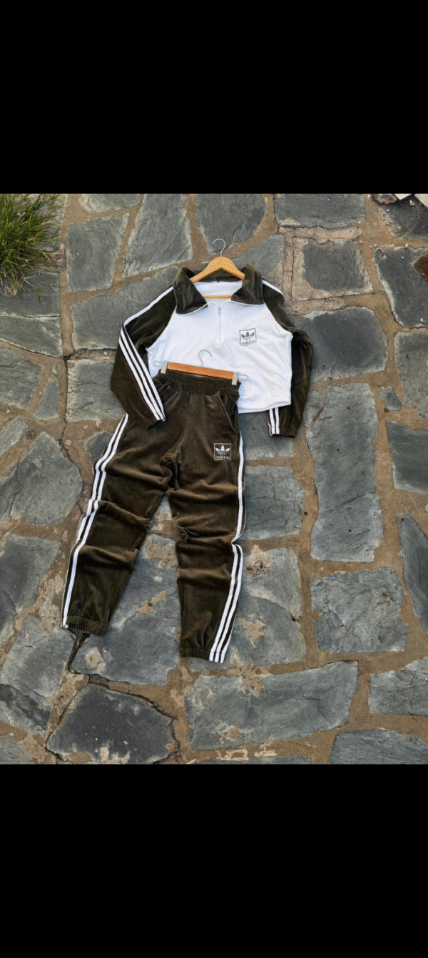 Conjunto pluhs Adidas
